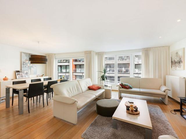 A spacious and light filled furnished flat near shops and th
