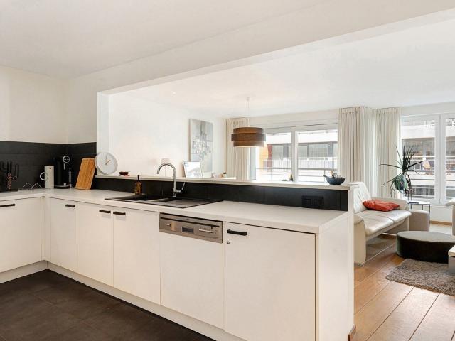 A spacious and light filled furnished flat near shops and th
