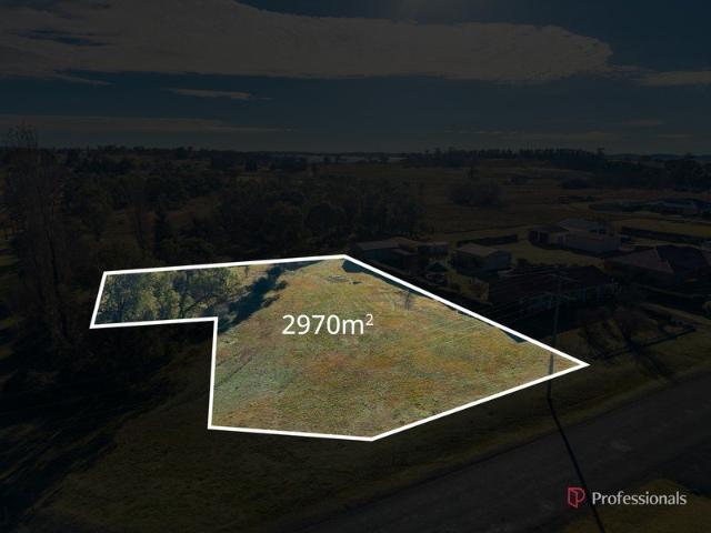 A Spacious Blank Canvas Close to Town