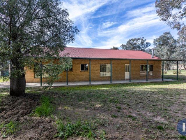 A Spacious Country Lifestyle Awaits