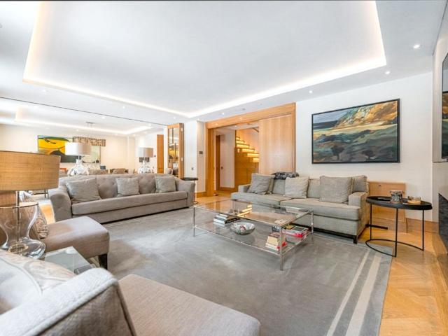 A spacious duplex apartment in luxury residence with concierge