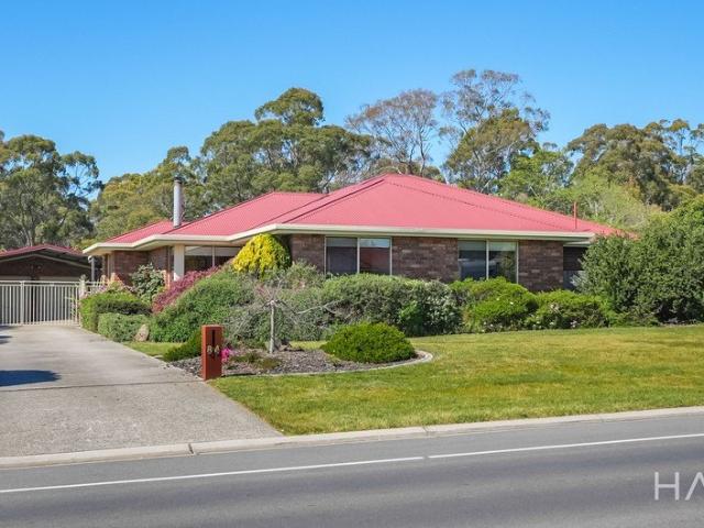 A Spacious Family Home with Exceptional Shedding on 1099sqm
