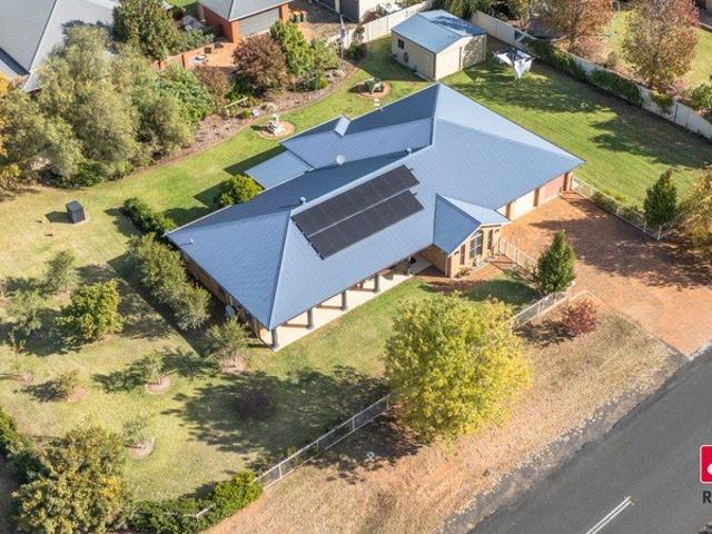 A SPACIOUS LIFESTYLE HAVEN ON HALF AN ACRE
