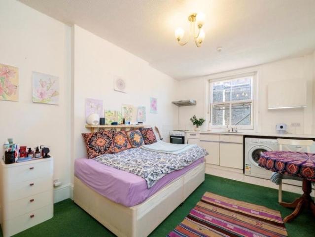 A spacious peaceful studio flat, Kensington