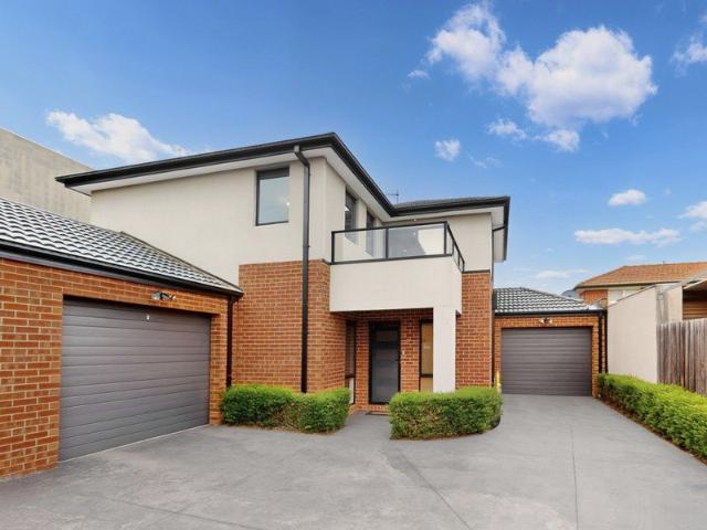 A Spacious, Stylish Townhouse with a Generous Courtyard in the Heart of Oakleigh!