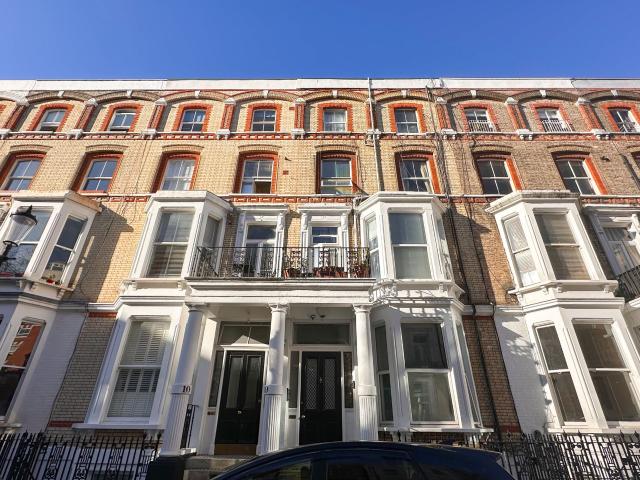 A spacious self contained studio apartment located in Cheniston Gardens, Kensington, London W8