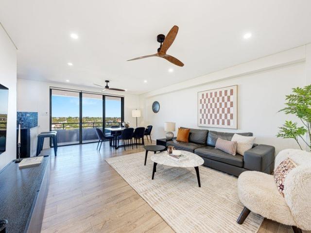 A Spacious Top Floor Retreat with Panoramic Views