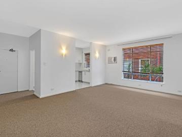 A Spacious waterfront apartment in prime location