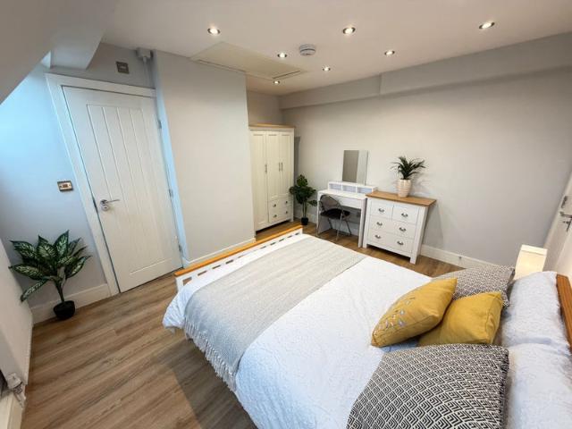 A spacious 3 bedroom, 2 bathroom furnished flat