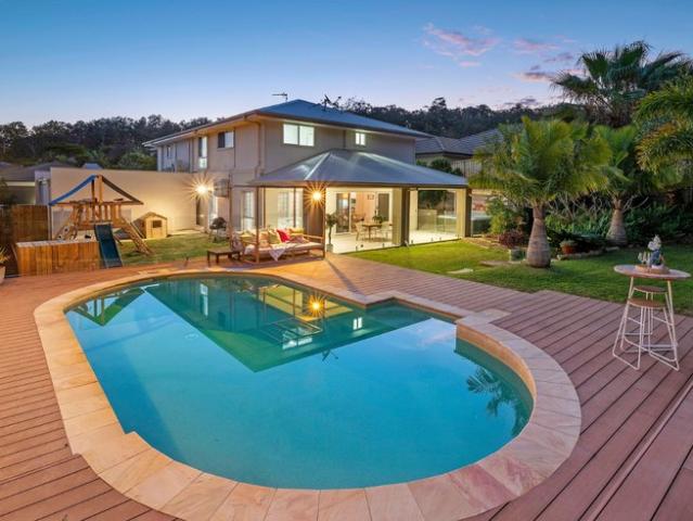 A Splash of Modern Elegance in Upper Coomera