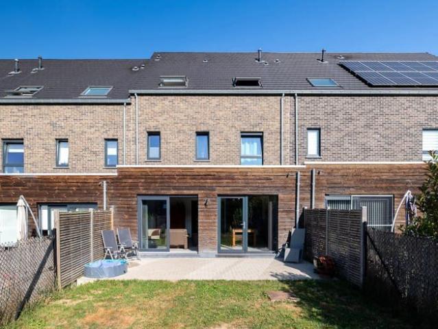 A splendid new house with two street facing sides in a lush