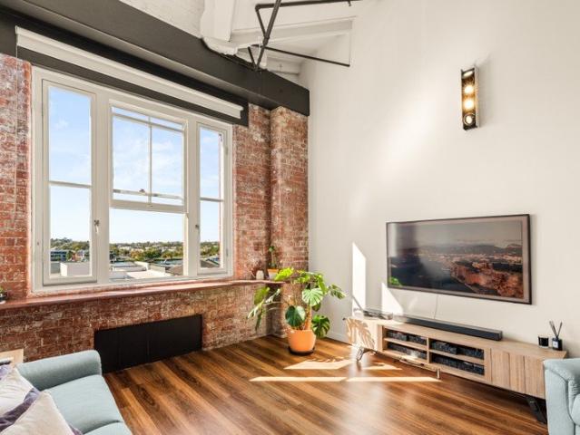A SPLIT LEVEL WOOLSTORE WITH DRAMATIC SCALE + RIVER VIEWS