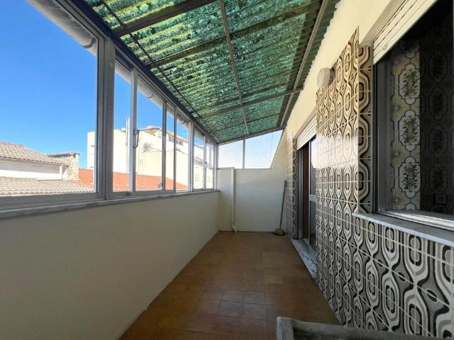 A T1+2 apartment with balcony located on Sardoal Street in the city center for rent