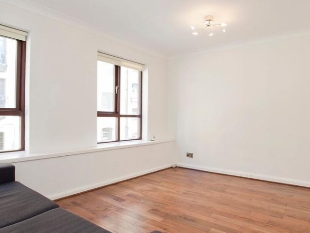 A two bedroom, two bathroom duplex apartment set within a secure gated development with beautifully maintained communal gardens in the heart of Wapping