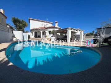 A tan solo 900 metros de la playa de la Almadraba, este enca. 160m² Els Poblets