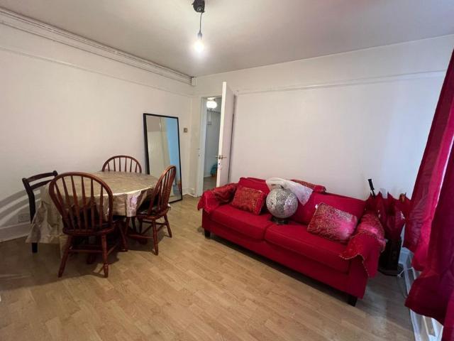 A Three Bedroom Flat to rent in Acton W3
