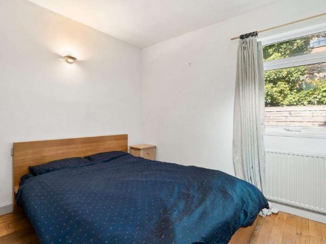 A three bedroom house on Ruston Mews with a balcony