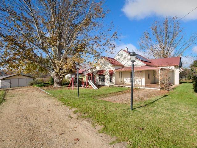 'A Timeless Classic on Acreage Space, Privacy & Lifestyle'