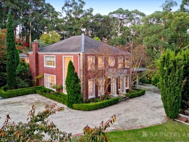 Living on a grand scale! 3 Dwellings on 5 Acres!