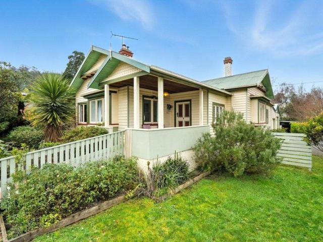 A Timeless Federation Home in the Heart of Franklin