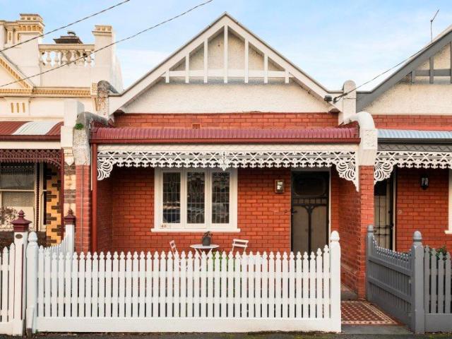A timeless terrace with a brilliant contemporary heart