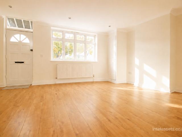 a Tolworth Park Road, Surbiton 2 bed flat to rent £1,625 pcm £375 pw