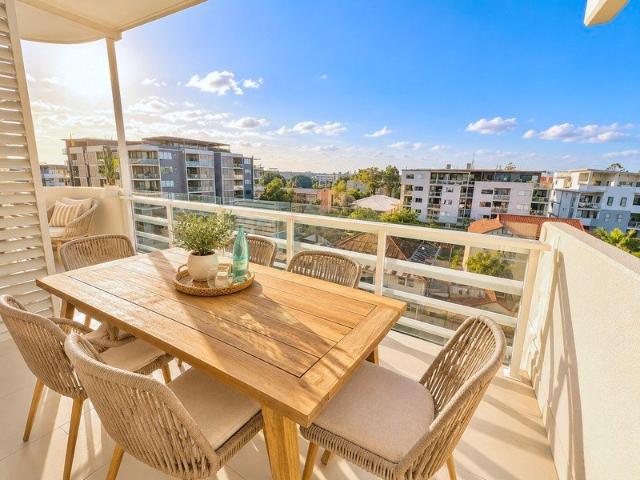 A Top Floor Unit Commanding Northerly Views! Vacant Occupancy Delightful