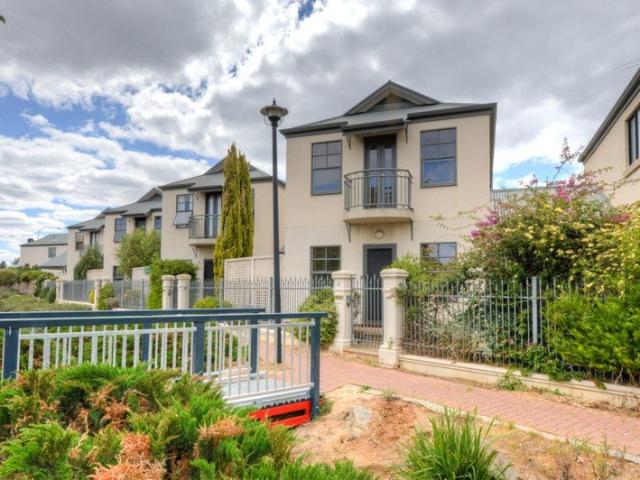 A townhouse that thinks bigger where Mile End keeps everything within reach