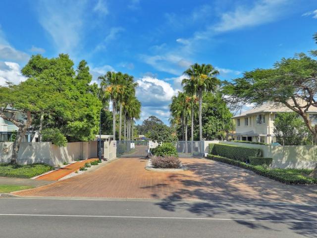BAYSIDE'S BEST BUY LARGE LOWSET HOME & BUSINESS OFFERED AT 2X MULTPLIER | Resort Brokers ID: MR008964