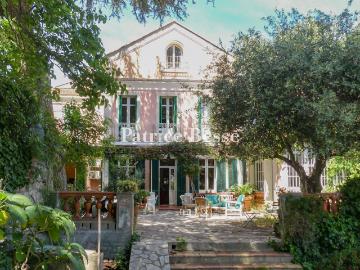 A Toulon, dans le quartier du Mourillon, au calme, à 5 min à. 221m² Toulon