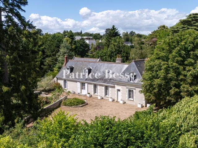 À Tours, une ancienne closerie avec dépendances sur 2 ha de. 630m² Tours