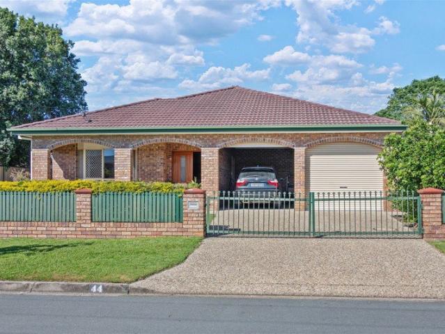 A Tranquil Pocket of Bongaree: Spacious Family Living near the Passage!