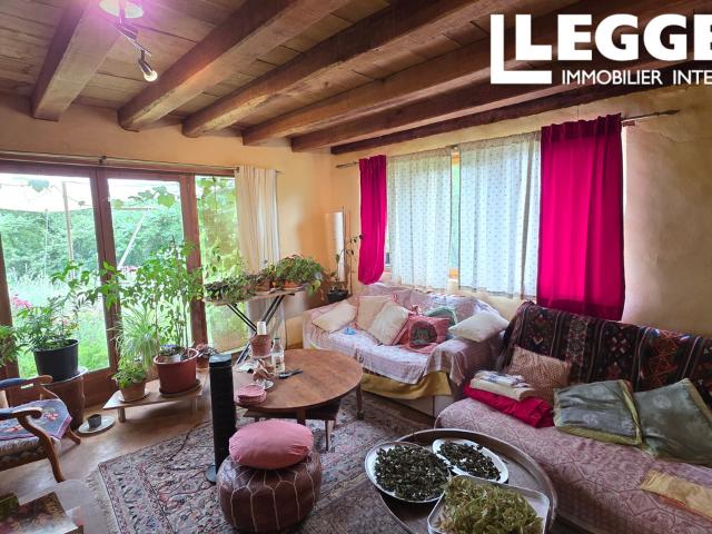 A traditional Périgord house comprising two flats, with grounds and a terrace. In the hills above Sergeac