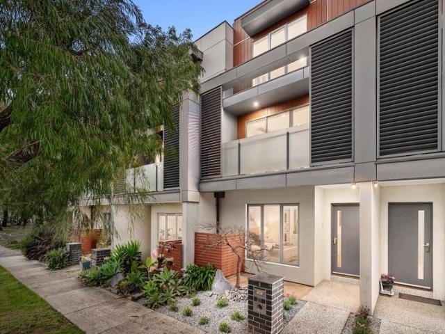 A tri level contemporary beauty in a standout Bayswater pocket