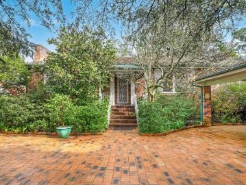 A true family home, steps to the station