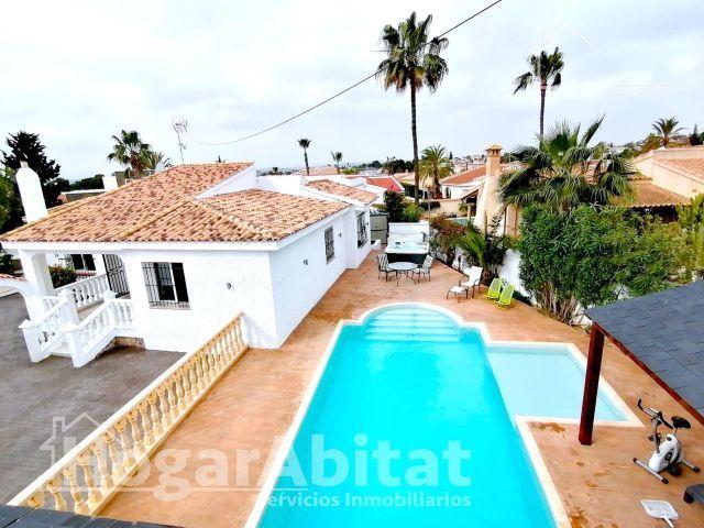 ¡A UN PASO DE LA PLAYA! PRECIOSO CHALET CON PISCINA, TERRAZA, GARAJE Y BARBACOA