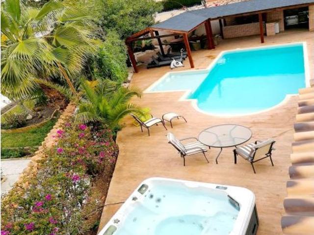 ¡A UN PASO DE LA PLAYA! PRECIOSO CHALET CON PISCINA, TERRAZA, GARAJE Y BARBACOA
