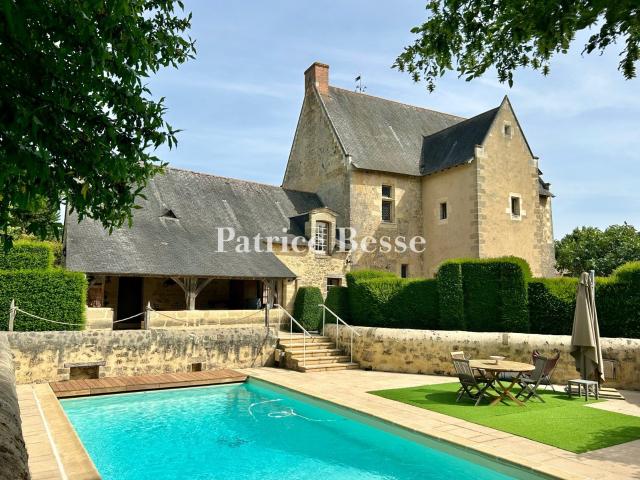 A trente minutes d'Angers, un logis de village inscrit MH. 425m² Angers