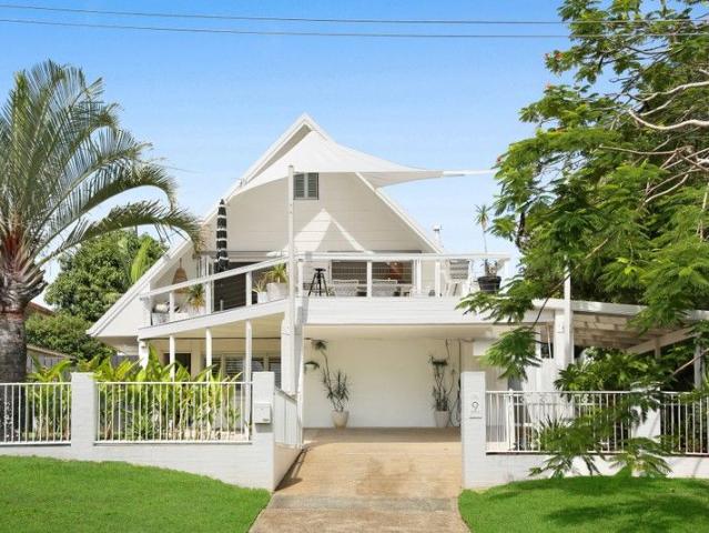 A Unique Coastal Masterpiece in the Heart of Hope Island