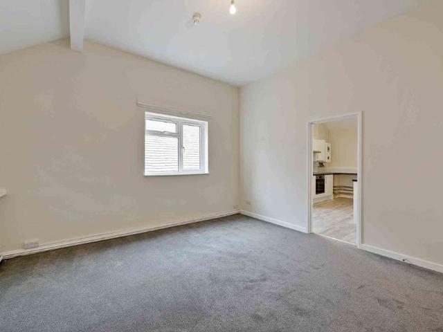 A unique and generously proportioned apartment, ideally located in Henley on Thames, with a spacious bonus room