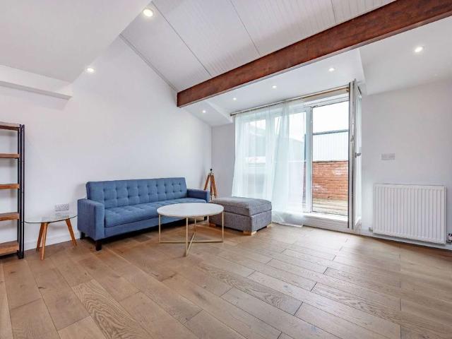 A unique and modern two bedroom house conversion in Wimbledon