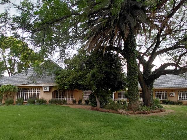 A UNIQUE FAMILY HOME WITH INDOOR POOL, TENNIS COURT & EXCEPTIONAL ENTERTAINMENT SPACES!