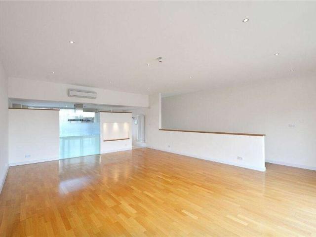 A unique four bedroom townhouse with direct views across the Marina. Arranged over three levels, this exceptionally large house has floor to ceiling windows and three balconies