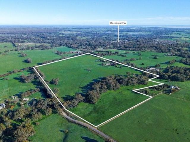 A unique rural lifestyle holding situated on the edge of the charming township of Barnawartha