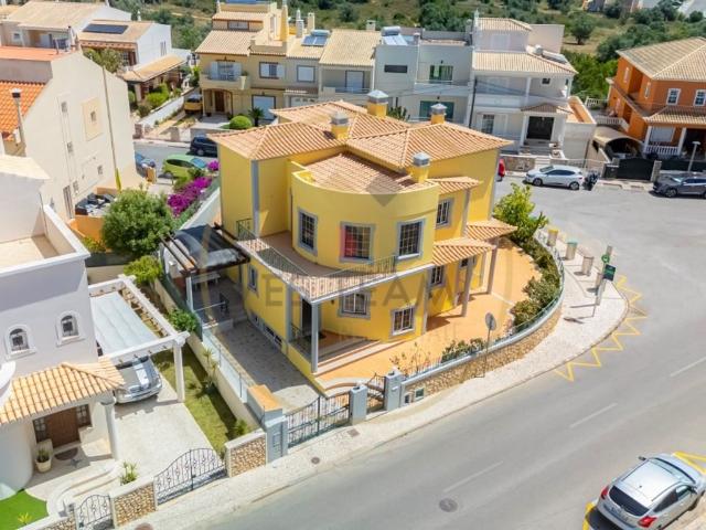à venda Casa de alto padrão de 332 m2, Bemposta, Portimão, Faro