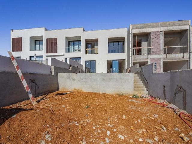 à venda Exclusiva casa geminada de 176 m2, Ferragudo, Faro