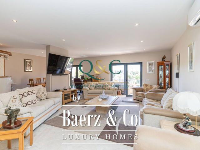 à venda Exclusiva casa geminada de 182 m2, Santa Bárbara de Nexe, Faro