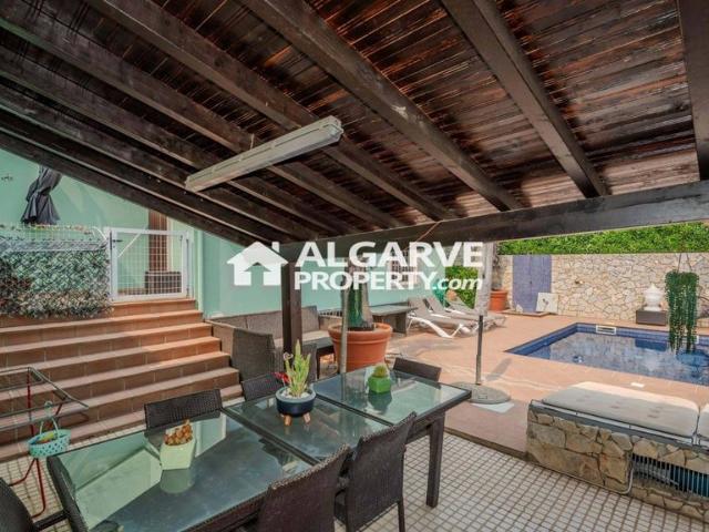 à venda Exclusiva casa geminada de 240 m2, Almancil, Portugal