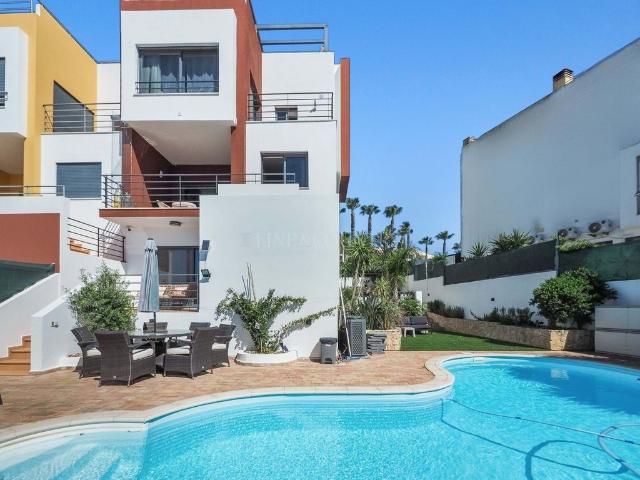 à venda Exclusiva casa geminada de 214 m2, Ferragudo, Faro
