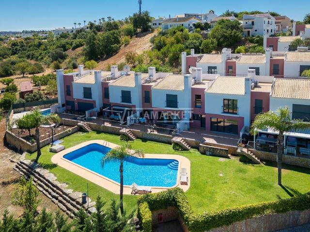 à venda Casa geminada de alto padrão de 152 m2, Guia, Faro